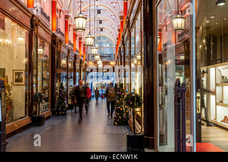 Der Innenraum des The Royal Arcade aus Old Bond Street, London, England Stockfoto