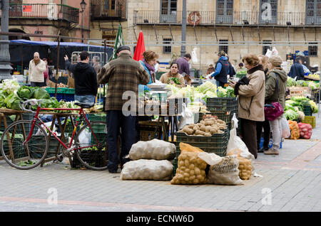 LEON, Spanien - 30. Januar 2013: Beliebte Markt von Obst und Gemüse auf dem Hauptplatz, am 30. Januar 2013 in Leon, Spanien Stockfoto