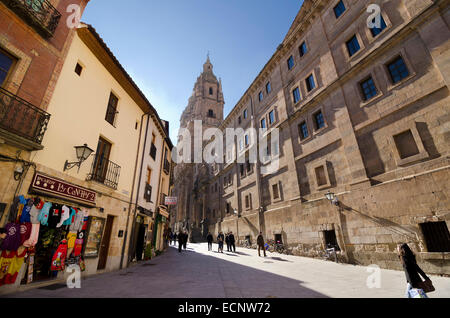 SALAMANCA, Spanien - Februar 5,2013: Fußgänger in der Nähe von Kirche des Klerus (la Clerecia) am unteren Ende der Straße die Compa Stockfoto