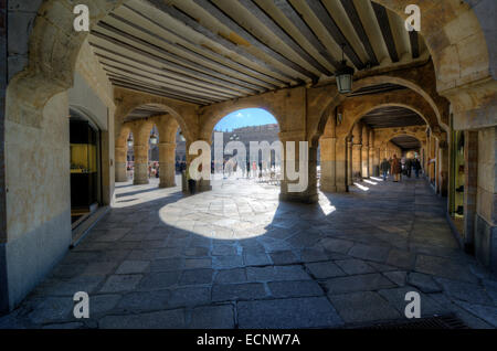 SALAMANCA, Spanien - 5. Februar 2013: Fußgänger auf dem Platz. Die Plaza Mayor von Salamanca, Spanien, ist ein städtischer Platz gebaut als Stockfoto