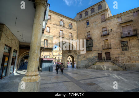 SALAMANCA, Spanien - 5. Februar 2013: Fußgänger auf dem Platz. Die Plaza Mayor von Salamanca, Spanien, ist ein städtischer Platz gebaut als Stockfoto