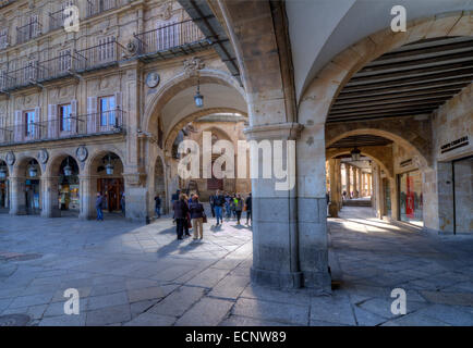 SALAMANCA, Spanien - 5. Februar 2013: Fußgänger auf dem Platz. Die Plaza Mayor von Salamanca, Spanien, ist ein städtischer Platz gebaut als Stockfoto