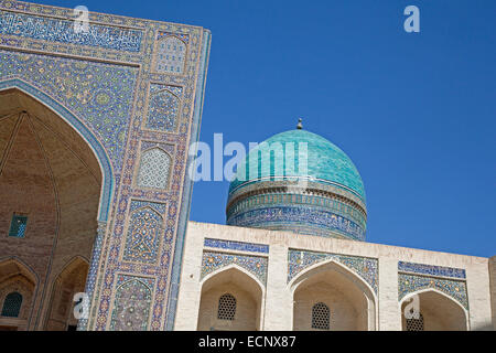 Gekachelte Iwan Portal der Kalyan Moschee, Teil des Po-i-Kalyan-Komplexes in Buchara, Usbekistan Stockfoto