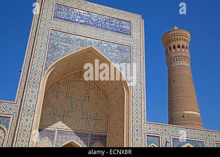 Gekachelte Iwan Portal und Ziegel Minarett der Kalyan Moschee, Teil des Po-i-Kalyan-Komplexes in Buchara, Usbekistan Stockfoto