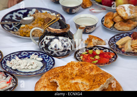 Traditionelles Essen mit Tee und Tandoor-Ofen Brot serviert am Tisch in Usbekistan Stockfoto