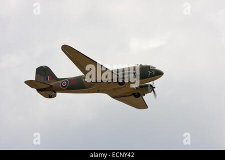 C-47 Dakota fliegen bei Tangmere Stockfoto