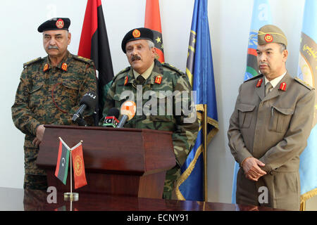 Tripoli, Libyen. 17. Dezember 2014. Generalmajor Abdessalem Jadallah al-Obeidi (C), abgelaufene General National Congress Armee nimmt an einer Pressekonferenz in Tripolis, Libyen, 17. Dezember 2014. Während der Pressekonferenz angekündigt Obeidi, dass eine gemeinsame Militäroperation Kammer gebildet wurde, um militärische Operationen in Libyen zu steuern. Obeidi wurde entlassen das libysche Parlament Abgeordnetenhaus als Chef des Stabes doch noch von der abgelaufenen General National Congress erkannt. Bildnachweis: Hamza Türkei/Xinhua/Alamy Live-Nachrichten Stockfoto