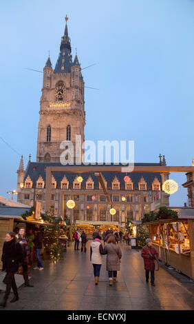 Gent Weihnachtsmarkt in der Innenstadt mit dem Belfried von Gent, Ghent (Gent), Belgien Europa Stockfoto