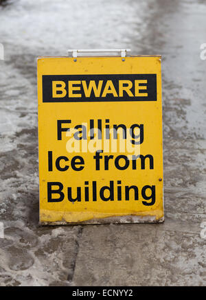 Ein Schild Warnung Menschen Eisschlag aufpassen Stockfoto