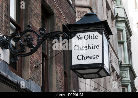 Melden Sie sich für die historische Ye Olde Cheshire Cheese-Kneipe in der Fleet Street. Stockfoto