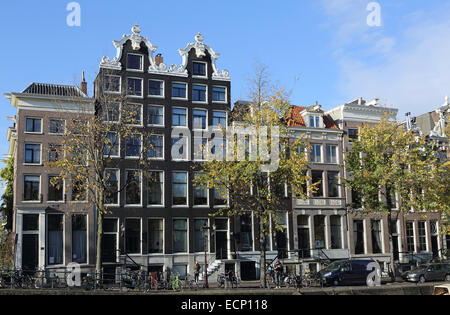 A Brücke über eine Singel Kanal und Mauerwerk Häuser in Amsterdam, Niederlande. Stockfoto