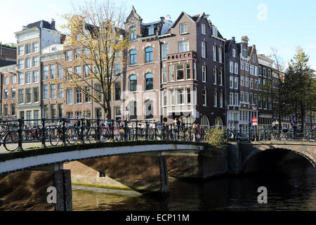 A Brücke über eine Singel Kanal und Mauerwerk Häuser in Amsterdam, Niederlande. Stockfoto