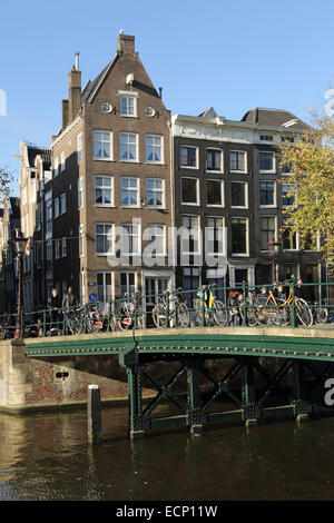 A Brücke über eine Singel Kanal und Mauerwerk Häuser in Amsterdam, Niederlande. Stockfoto