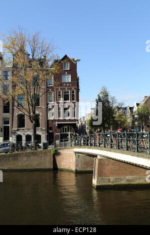 A Brücke über eine Singel Kanal und Mauerwerk Häuser in Amsterdam, Niederlande. Stockfoto