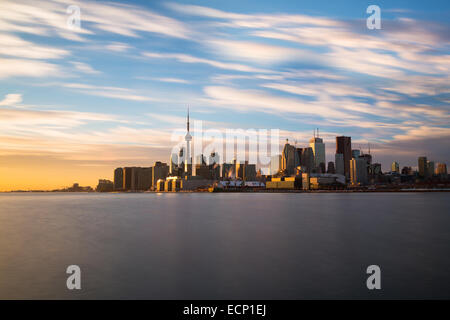 Die Skyline von Toronto aus dem Osten bei Sonnenuntergang mit einer langen Belichtungszeit aufgenommen Stockfoto