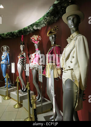 Im Saks Fifth Avenue Flagship Store, New York City Rockettes Kostüme ausgestellt Stockfoto