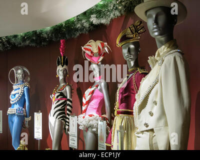 Im Saks Fifth Avenue Flagship Store, New York City Rockettes Kostüme ausgestellt Stockfoto