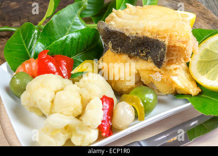 Stück Kabeljau gebraten auf Krautsalat Stockfoto