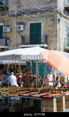 PALERMO, Sizilien, Italien - 3. Oktober 2012: Ein nicht identifiziertes Zwischenhändler, verkaufen ihre Ware (Obst) in einem traditionellen Verkaufsstand o Stockfoto