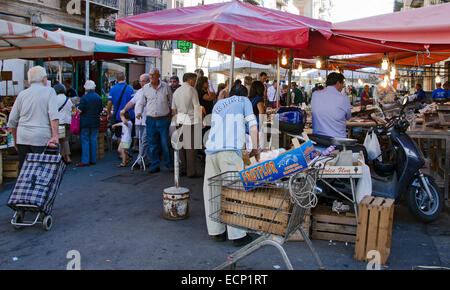 PALERMO, Sizilien, Italien - 3. Oktober 2012: Käufer und Verkäufer in einem Straßenmarkt von Obst und Gemüse, am 3. Oktober 2012 Stockfoto