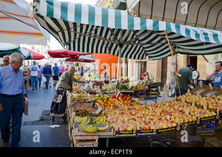 PALERMO, Sizilien, Italien - 3. Oktober 2012: Käufer und Verkäufer in einem Straßenmarkt von Obst und Gemüse, am 3. Oktober 2012 Stockfoto