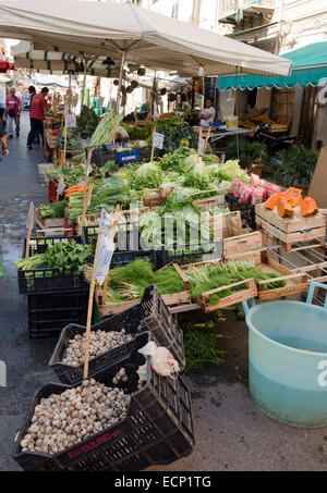 PALERMO, Sizilien, Italien - 3. Oktober 2012: Ein nicht identifiziertes Zwischenhändler, verkaufen ihre Ware (Obst) in einem traditionellen Verkaufsstand o Stockfoto