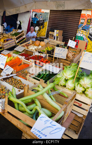 PALERMO, Sizilien, Italien - 3. Oktober 2012: Ein nicht identifiziertes Zwischenhändler, verkaufen ihre Ware (Obst) in einem traditionellen Verkaufsstand o Stockfoto