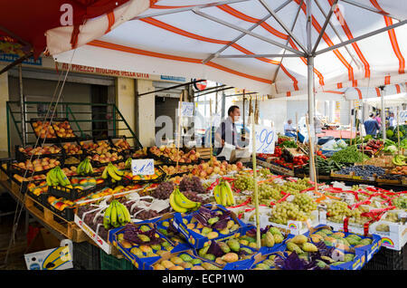 PALERMO, Sizilien, Italien - 3. Oktober 2012: Eine unbekannte Männer verkaufen ihre Ware (Obst) in einem traditionellen Verkaufsstand auf Oktober Stockfoto