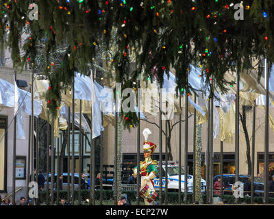 Toy Soldier Statue und Gold Fahnen Dekoration, Weihnachten, Rockefeller Center, NYC Stockfoto