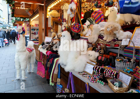 Deutscher Weihnachtsmarkt in Broadmead, Teil des Einkaufsviertels Bristol, England, Großbritannien Stockfoto