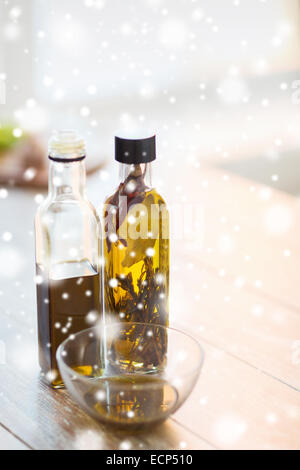 Nahaufnahme von zwei Flaschen Olivenöl und Glasschale Stockfoto