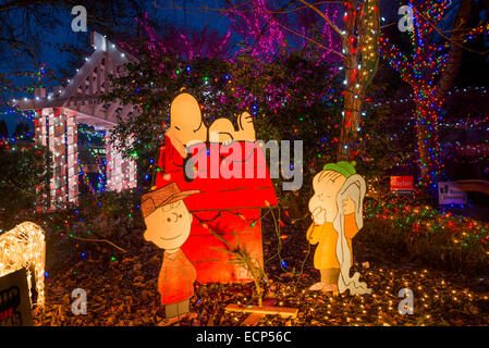 Charlie Brown Christmas Light display, Park und Gärten Tilford, N. Vancouver, British Columbia, Kanada Stockfoto