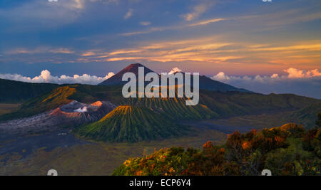 Sonnenaufgang über dem Rauchen Mount Bromo Vulkan Bromo-Tengger-Semeru National Park, Java, Indonesien, Asien Stockfoto