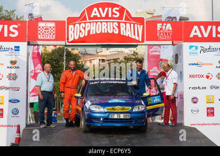 ISTANBUL Türkei 17. August 2014 Kutlu Demiriz Citroen Saxo VTS Auto Podium Zeremonie Avis Bosporus Rallye Stockfoto