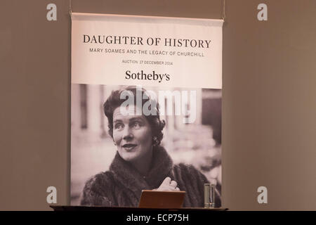 17. Dezember 2014 - Elemente aus Privatsammlung des späten Mary Soames, wurde Winston Churchills letzte überlebende Kind bei Sothebys in London versteigert. Der Verkauf gehören die persönlichen Besitztümer, die Lady Soames einschließlich Churchills Bilder, Briefe und Fotos umgeben. © Velar Grant/ZUMA Wire/ZUMAPRESS.com/Alamy Live-Nachrichten Stockfoto