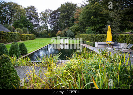 Biotop Pool Bed &amp; Breakfast "Basilikum", in Leut, Flandern Stockfoto