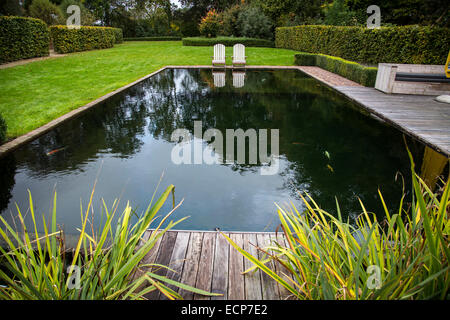 Biotop Pool Bed &amp; Breakfast "Basilikum", in Leut, Flandern Stockfoto