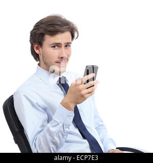 Junger Geschäftsmann sitzt auf einem Stuhl mit einem Smartphone auf einem weißen Hintergrund isoliert Stockfoto