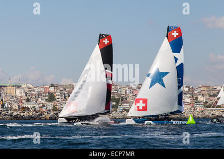 ISTANBUL, Türkei - 13. September 2014: Alinghi und Realteam treten im Extreme Sailing Series. Stockfoto