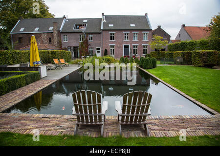 Biotop Pool Bed &amp; Breakfast "Basilikum", in Leut, Flandern Stockfoto