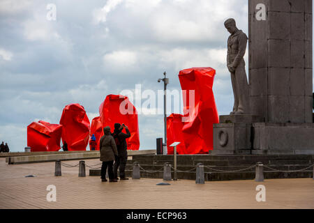 Kunstwerk, 'Rock Strangers' Metall Einbau des flämischen Künstlers Arne Quinze, am Heldenplatz, promenade in Oostende Stockfoto