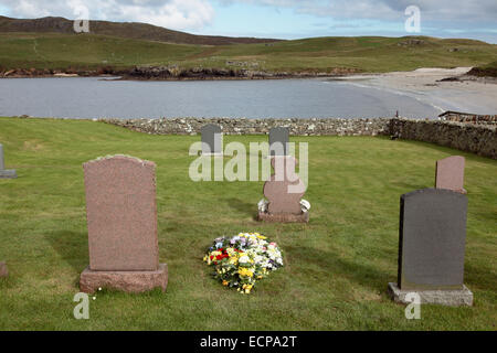 Der Friedhof des nordischen Kirche von St. Olaf, Lunda Wick, Unst, Shetland mit Blick auf die Bucht und den Strand von Lund Stockfoto