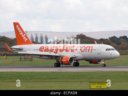 EasyJet Airbus A319 nach der Landung auf Manchester Flughafen-Startbahn rollen. Stockfoto