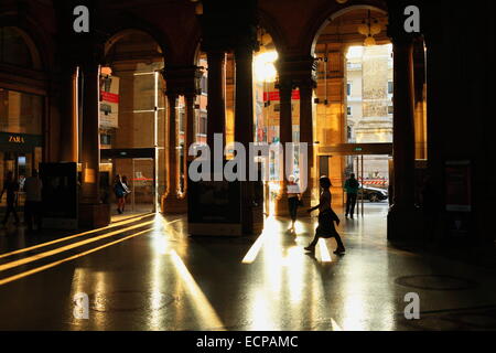 Zara am Galleria Alberto Sordi Shopping Mall (Mitte) zu installieren, die Menschen zu Fuß & einkaufen. Silhouette Rückfahrscheinwerfer. Rom, Italien Stockfoto