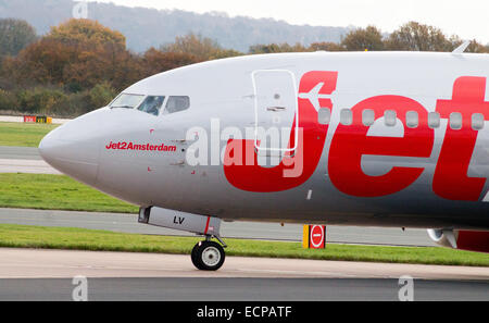 Jet2 Airlines Boeing 737, am Manchester International Airport Startbahn rollen. Stockfoto