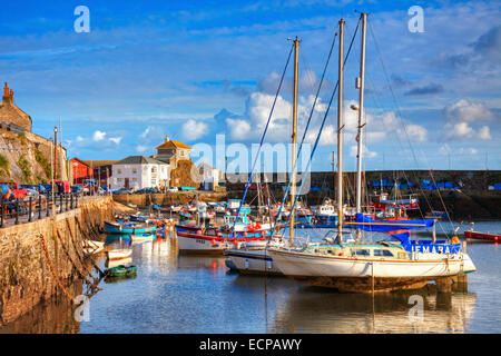 Boote im Hafen von Mevagissey in Cornwall Stockfoto