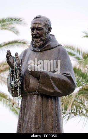 LETOJANNI, Sizilien, Italien - 26. September 2012: Bronze Statue von Pater Pio mit Rosenkränzen. Heiligen Pio von Pietrelcina war ein Kapuziner Stockfoto