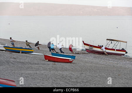 Letojanni, Sizilien, Italien - 26. September 2012: Fischer Fischerboot herausziehen, vom Meer zu verkaufen ihren gefangenen Fisch an Stockfoto