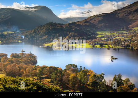 Ullswater im Lake District National Park eingefangen von Silver Crag mit Glenridding und die Lakelandpoeten in der Ferne. Stockfoto