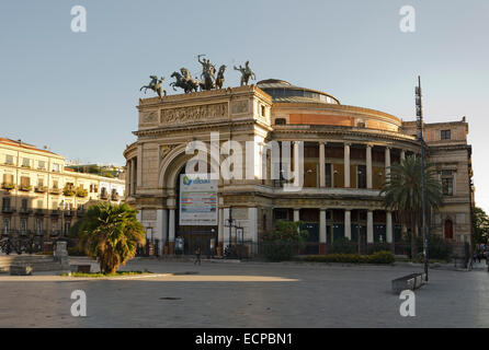 PALERMO, Sizilien, Italien - 3. Oktober 2012: The Politeama Garibaldi Theater Piazza Ruggero Settimo (wiederum in der Regel befindet sich auf Stockfoto